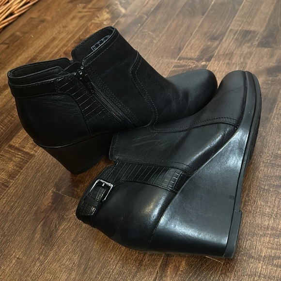 Clarks black leather wedge boots/ booties w/ zipper and buckle accent, 8 - Picture 7 of 7